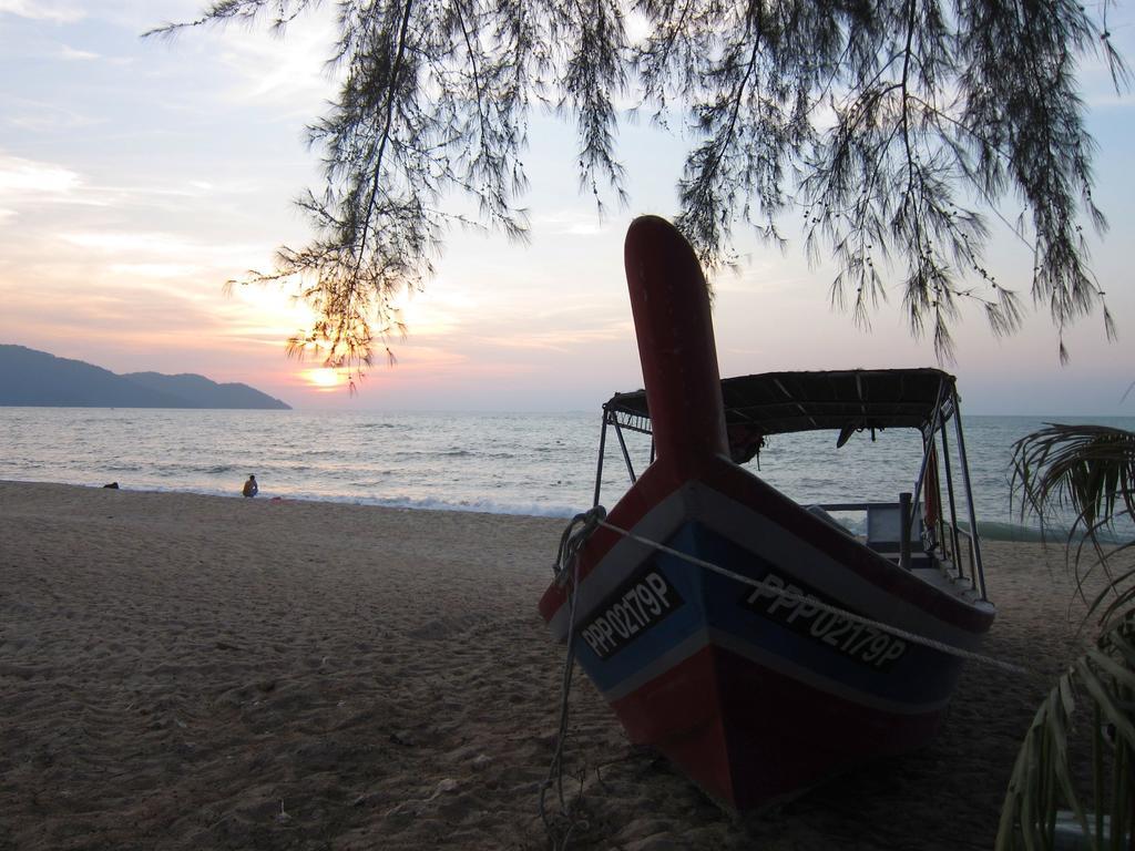 By The Sea Suites - Managed By Sdb Host Batu Ferringhi Exterior foto