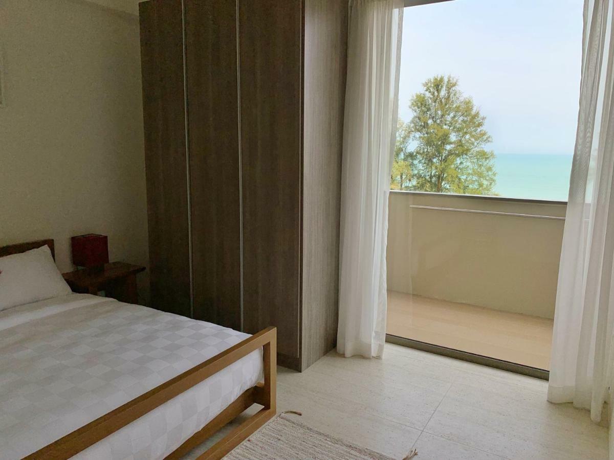 By The Sea Suites - Managed By Sdb Host Batu Ferringhi Exterior foto